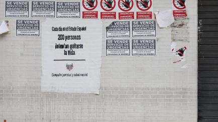Carteles pegados en un centro de salud de Madrid.