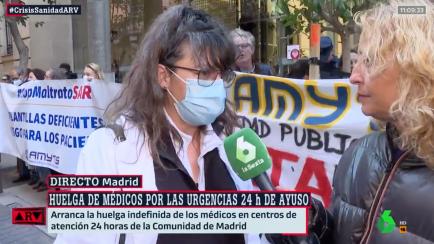 Una sanitaria protesta por el nuevo plan de Urgencias de Madrid