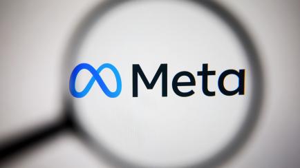 Logotipo de Meta proyectado en una pantalla