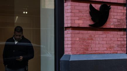 Un trabajador de Twitter en la sede de la red social en Nueva York