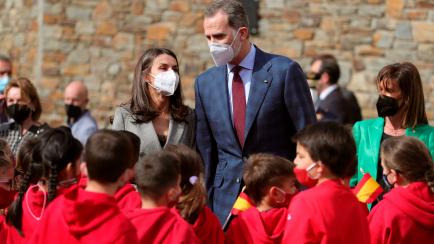 Los reyes saludan a varios niños en su visita al colegio María Moliner, una de las seis escuelas públicas españolas en Andorra.