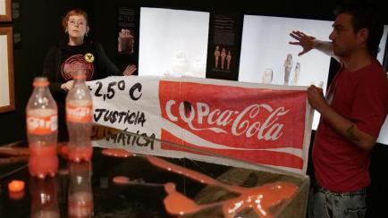 Dos militantes de Futuro Vegetal bañan este domingo con "petróleo" falso la vitrina de una réplica de momia faraónica y rociado la pared con "sangre" falsa en el Museo Egipcio de Barcelona.