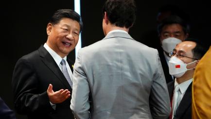 Justin Trudeau escucha a Xi Jinping en el polémico aparte de ayer, en la cumbre del G-20 en Bali. 