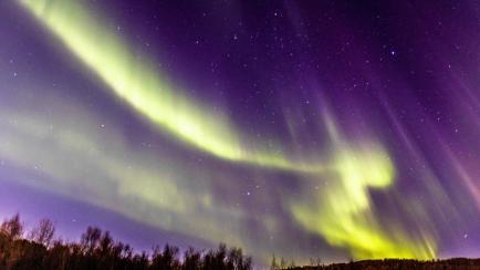 Una vista general durante una aurora boreal en octubre, en Rusia. 
