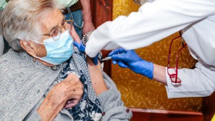 Contxita Capdavila, de 93 años, recibe la primera dosis de la vacuna de Pfizer en su casa en Sant Feliu Saserra (Barcelona).