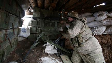 Un soldado ucranio defiende una trinchera en plena zona de guerra de la región de Donetsk.