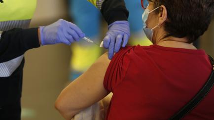 Una mujer es vacunada en el estadio madrileño Wanda Metropolitano.