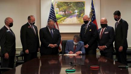 El gobernador de Georgia, Brian Kemp, firma la nueva ley de votación de su Estado.