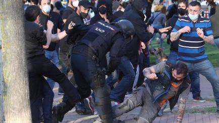 La Policía carga contra los manifestantes congregados en Vallecas para protestar por el acto de precampaña de Vox.