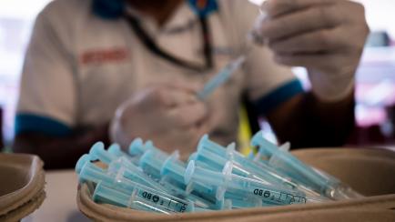 Preparación de inyecciones contra el coronavirus en el Hospital Isabel Zendal de Madrid.