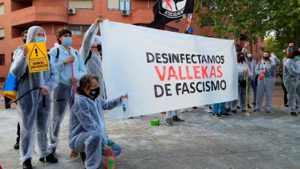 Asistentes al acto de "Desinfección antifascista" este jueves después de los disturbios registrados el miércoles en el acto de precampaña de Vox en Vallecas