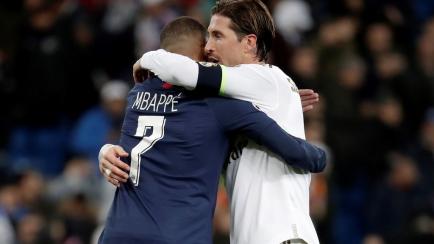 Mbappe y Ramos se abrazan tras un partido