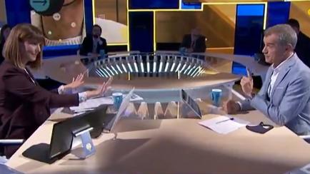 El momento de tensión vivido entre la periodista y el político valenciano durante la entrevista.