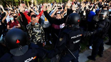 La policía contiene al grupo de antifascistas que se acercó a boicotear el acto de Vox en Vallecas, este miércoles.