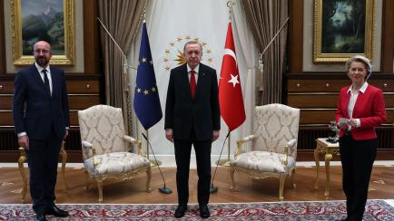 El jefe del Estado turco, Recep Tayyip Erdogan, el presidente del Consejo Europeo, Charles Michel, y  la presidenta de la Comisión Europea, Ursula Vor der Leyen