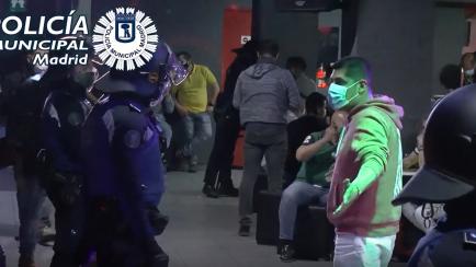Agentes de la Policía Municipal de Madrid, desalojando un local en el que tenía lugar una fiesta clandestina
