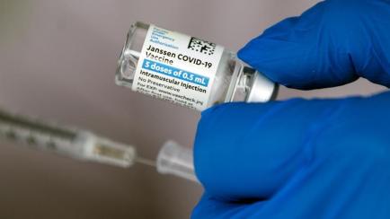 Un sanitario sostiene un vial de la vacuna de Janssen contra el coronavirus.