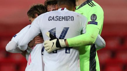 Courtois, héroe blanco, y Casemiro, se felicitan