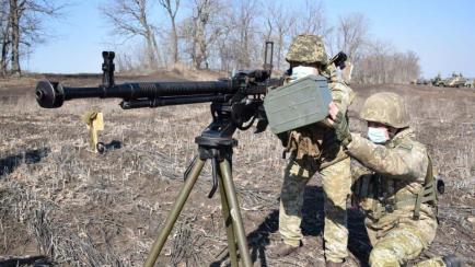 Soldados del Ejército ucranio en la línea del frente, en la región del Donbás, este lunes.