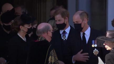 Guillermo, Harry y Kate Middleton, saliendo de la capilla.