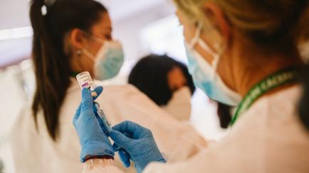 Una enfermera prepara una dosis de la vacuna de AstraZeneca en el Palacio de Congresos de Cáceres.