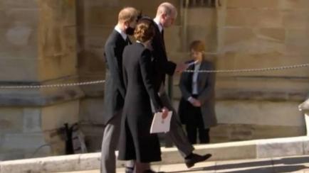 Guillermo, Harry y Kate paseando tras el funeral del duque de Edimburgo.