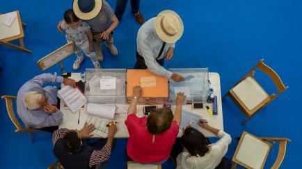 Ciudadanos votan en las elecciones regionales de mayo de 2019, en un colegio electoral de Madrid. 