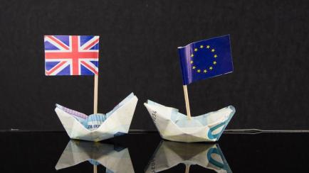Montaje con las banderas de la UE y Reino Unido