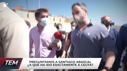 El reportero Fabián Pérez pregunta a Santiago Abascal en Ceuta.