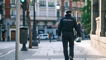 Una agente de Policía Nacional camina por la calle.