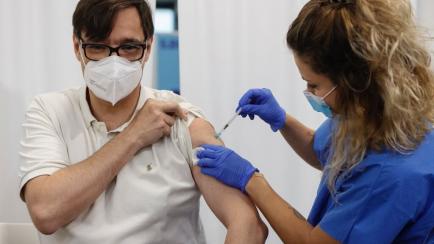 Salvador Illa recibe la vacuna.