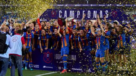 Las jugadoras del Barcelona, celebrando su Copa, anoche, en Leganés. 