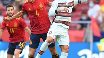 Ronaldo y Pau Torres luchan por un balón