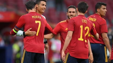 Morata se abraza con Cristiano Ronaldo, durante el amistoso librado por España y Portugal antes de la Eurocopa