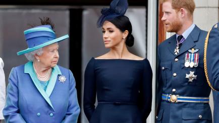 Meghan y Harry con la reina Isabel II en el aniversario de la RAF en julio de 2018.