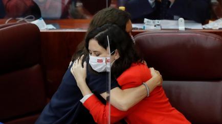 La presidenta madrileña en funciones, Isabel Díaz Ayuso (dcha) se abraza a la recién elegida presidenta de la Asamblea, Eugenia Carballedo, este martes.