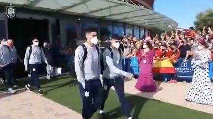Los jugadores de la selección española de fútbol salen de su hotel antes del España-Polonia.
