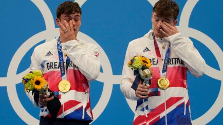 Thomas Daley y Matty Lee tras ganar el oro en Tokio 2020. (AP Photo/Dmitri Lovetsky)