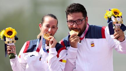 Fátima Gálvez y Alberto Fernández con la medalla de oro en tiro en Tokio 2020. REUTERS/Ann Wang