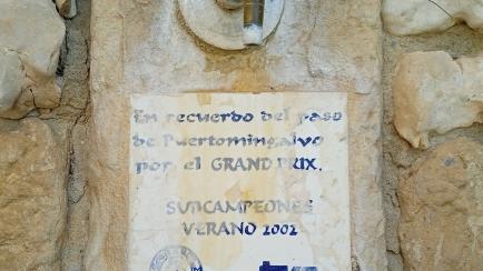 La placa que hay en la fuente de Puertomingalvo (Teruel).