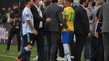 Messi y Neymar hablan con los responsables antes de la suspensión del partido.