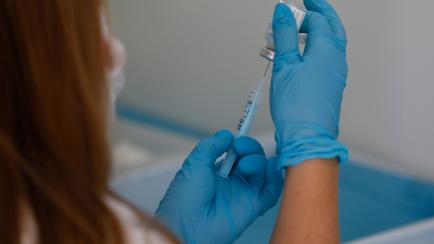 Una enfermera prepara una inyección de la vacuna del covid en Ogijares (Granada) el 30 de agosto de 2021.