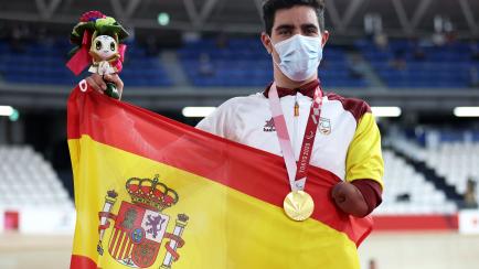 El ciclista Alfonso Cabello posa con su oro en la prueba del kilómetro contrarreloj