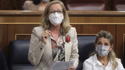 Nadia Calviño, izquierda, junto a Yolanda Díaz, derecha.