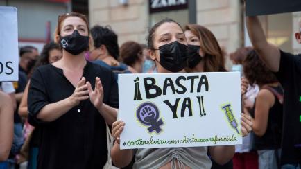 Mujeres durante una manifestación portando un cartel de 'Basta ya'.