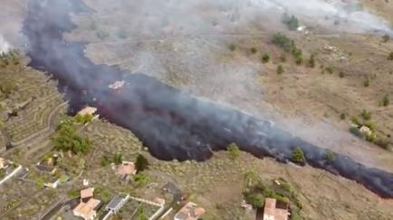Una masa de lava arrasa varias viviendas en La Palma.