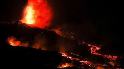 La lava que sale del volcán, en la madrugada del lunes al martes