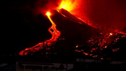 Las coladas de lava descienden hacia el mar tras erupción del volcán en La Palma.