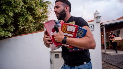 Un vecino de La Palma recoge lo que puede de su casa antes de abandonarla.