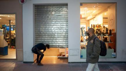 Un comercio echa la persiana en una calle de Málaga